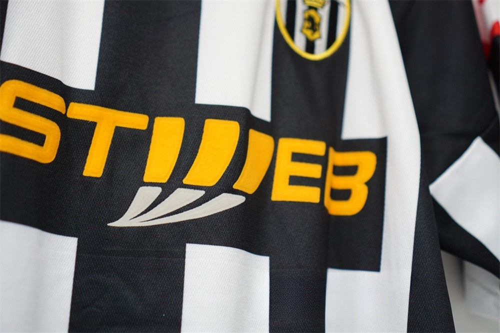 Juventus 2001 - 2002 Home Jersey